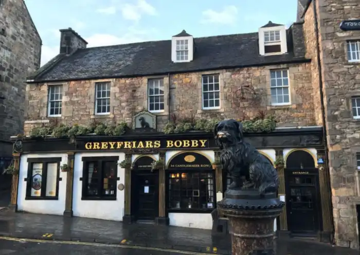 estatua de bobby junto al pub del mismo nombre