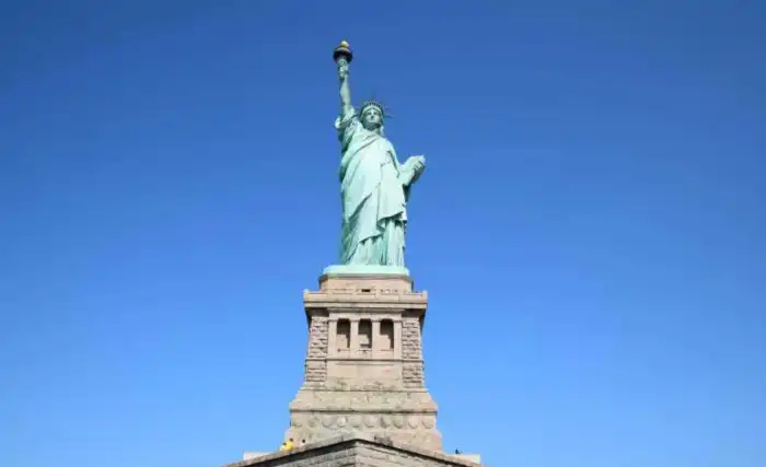 imagen frontal de la estatua de la libertad en nueva york