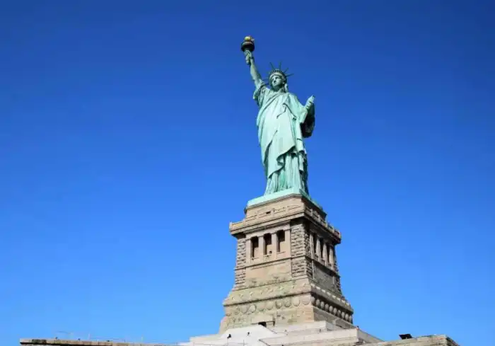imagen frontal estatua de la libertad