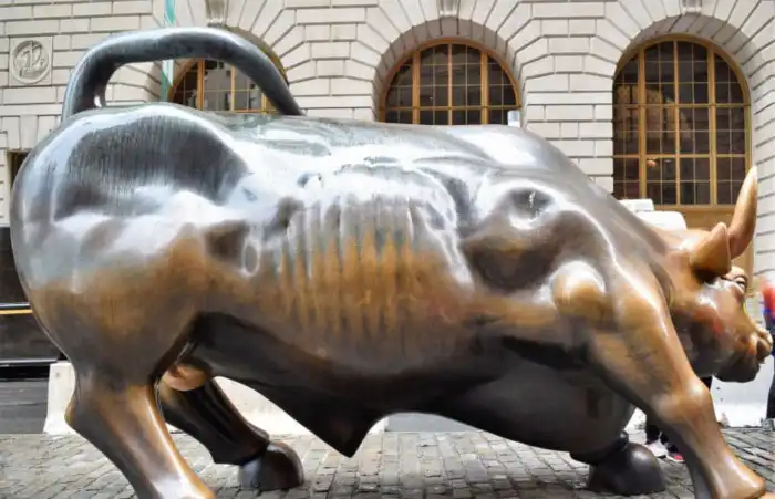 estatua de un toro en bronce bolsa de nueva york