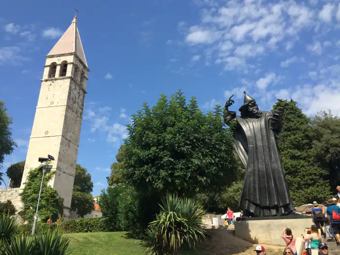 estatua grgur ninski junto a la entrada del palacio diocleciano