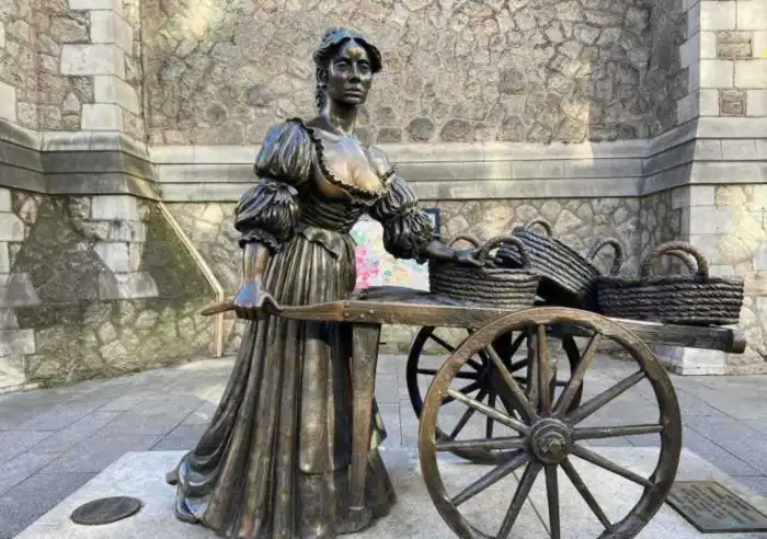 curiosa estatua molly mallone para ver en dublin