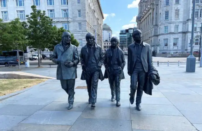 estatuas de los beatles emblematica estatua que ver de liverpool