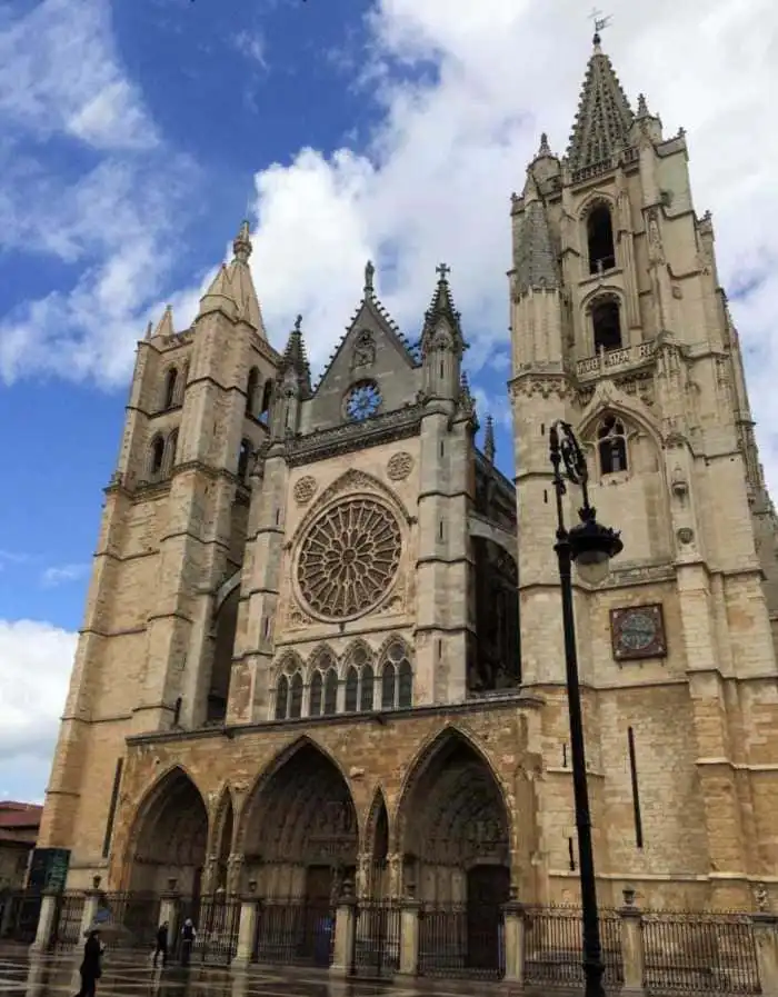 fachada exterior catedral de leon