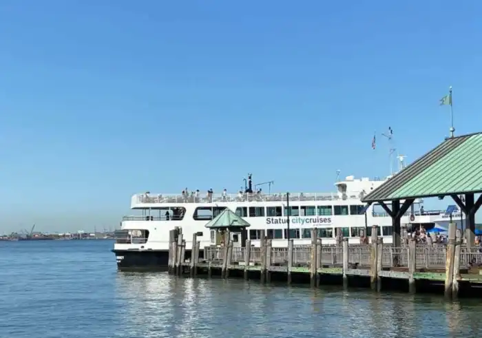 ferry con destino a la estatua de la libertad