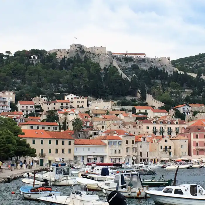 vista fortaleza española hvar desde el puerto