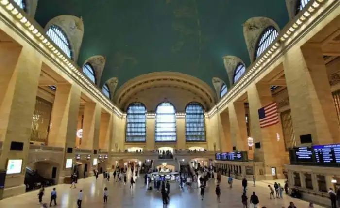 imagen general y frontal de la estación de trenes grand central
