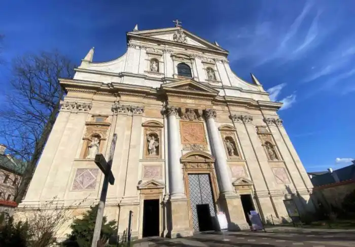 fachada exterior de la iglesia de san pedro y san pablo