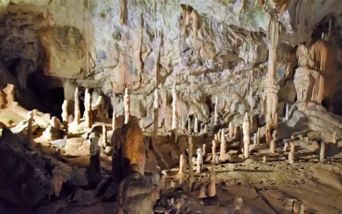 interior cueva postojna