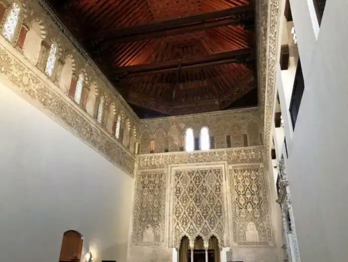 imagen interior de la sinagoga del transito