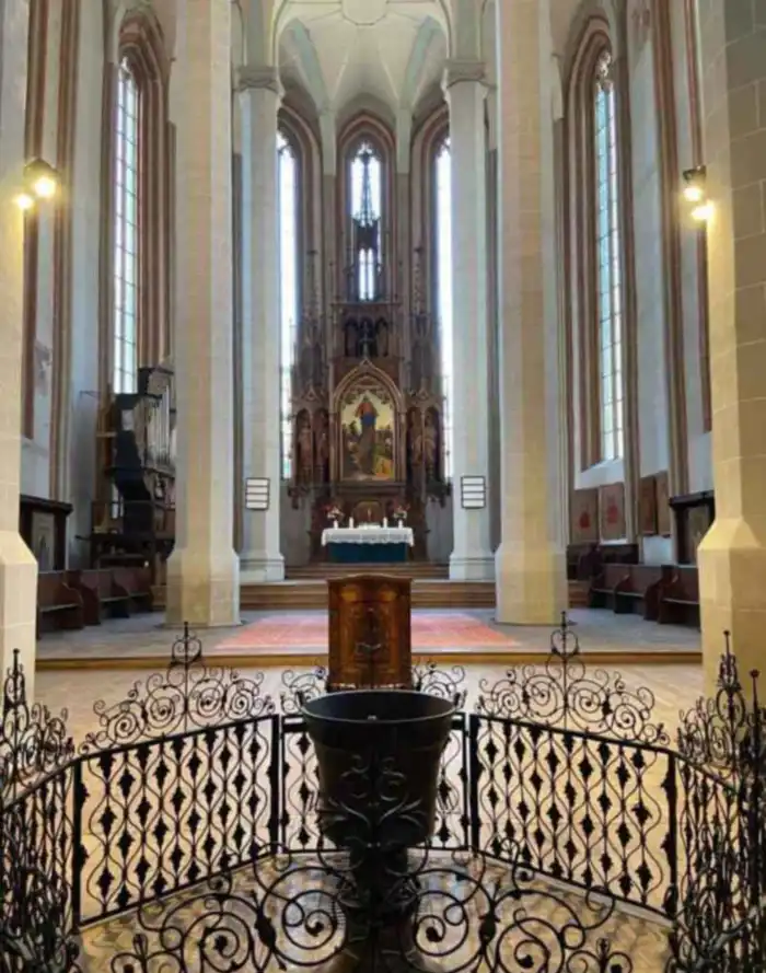 imagen interior iglesia negra
