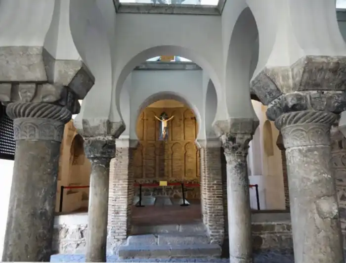 interior de la mezquita de la luz