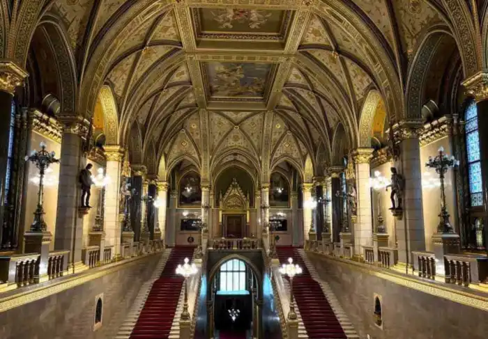 interior escaleras parlamento de budapest