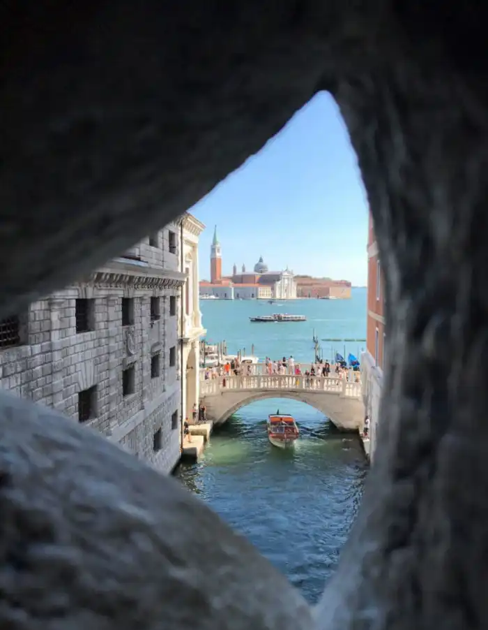 imagen sacada desde el interior del puente de los suspiros