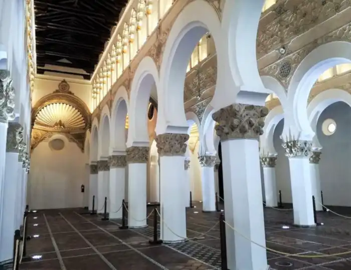 interior sinagoga santa maria la blanca en toledo