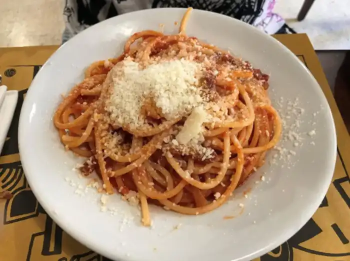 pasta en la taverna romana