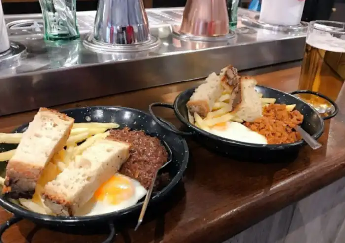 vista de las tapas en las tapas y la sartenuca