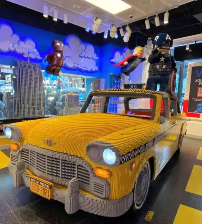 foto interior tienda lego nueva york coche