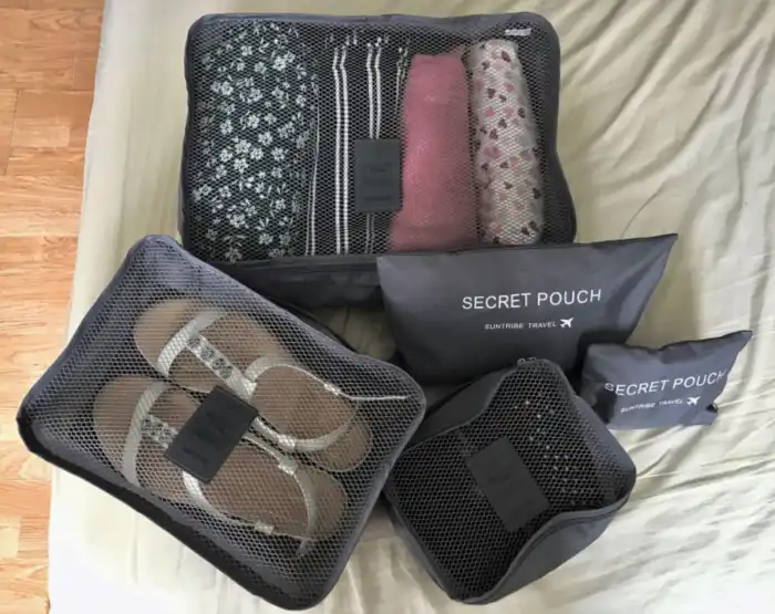 maleta con cubos de embalaje para tu viaje