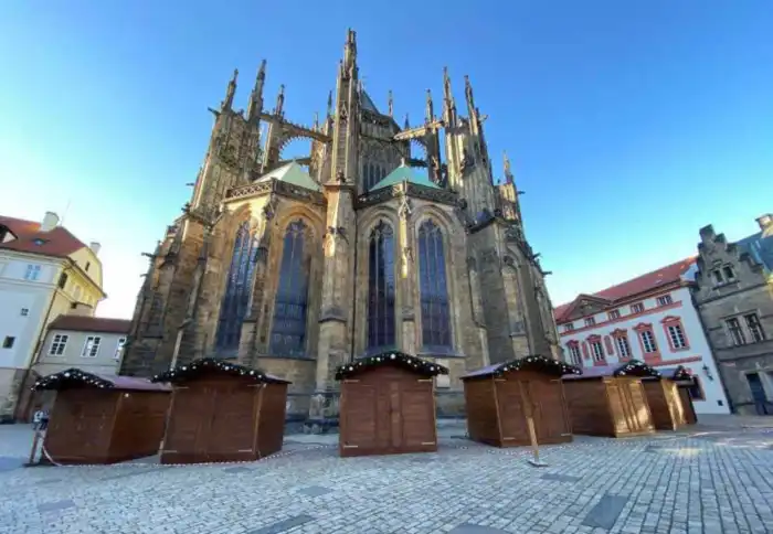 mercadillo castillo praga junto con las casetas de navidad