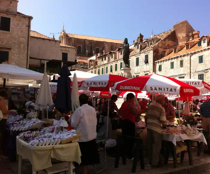 mercado plaza gundulic en dubrovnik