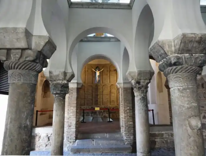 imagen interior de la mezquita del cristo de la luz en toledo