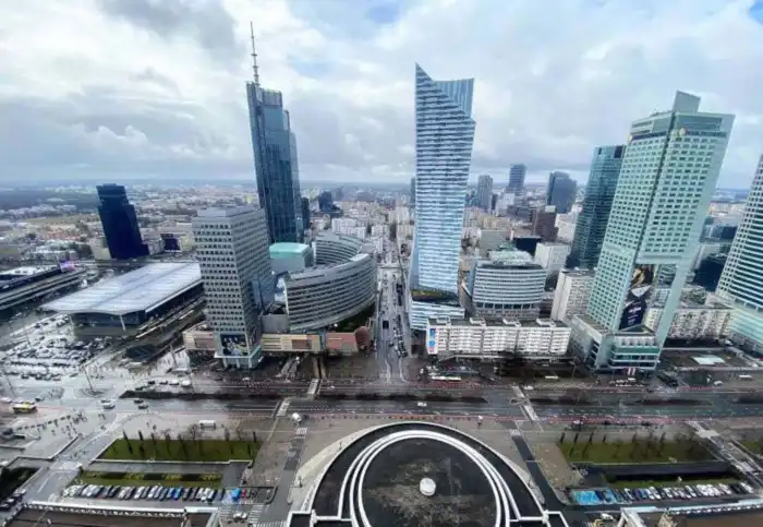 viendo varsovia desde el mirador del palacio de la cultura y la ciencia