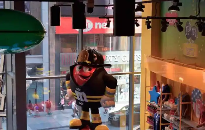 mm-world-en times-square visita imprescindible para los ninos