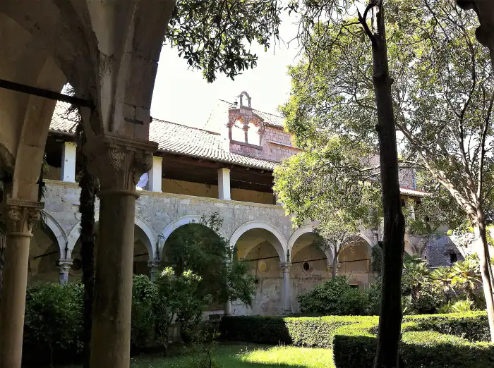 vista lateral monasterio lokrum