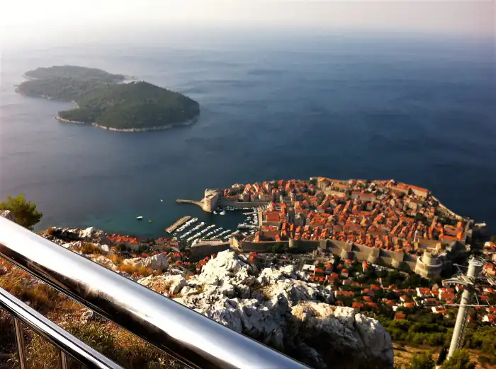 panoramica de la ciudad de dubrovnik desde lo alto del monte srd