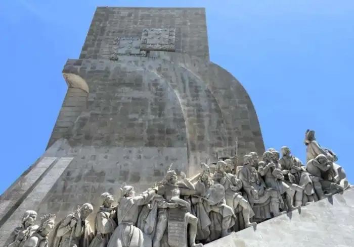 foto frontal del monumento a los descubridores