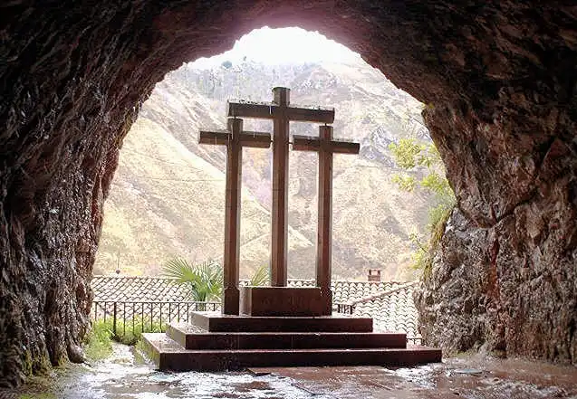 monumento de las tres cruces lagos de covadonga