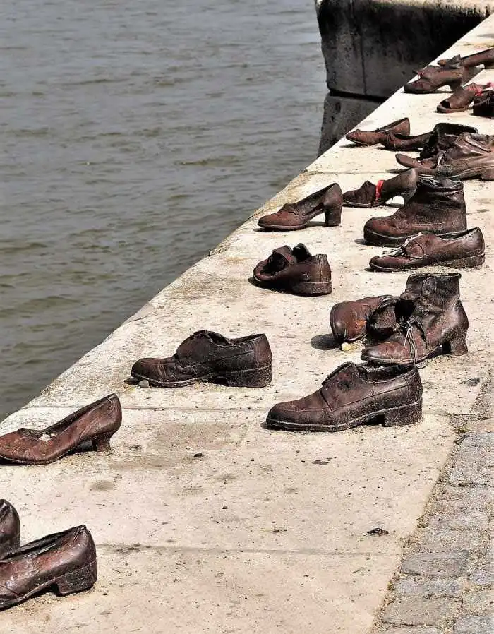 monumento-de-los-zapatos al borde del rio danubio
