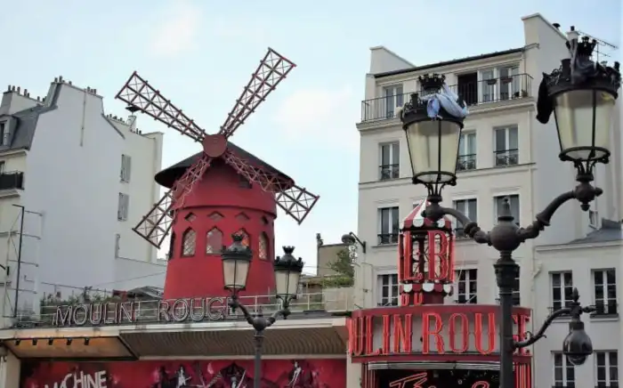 exterior sala moulin-rouge