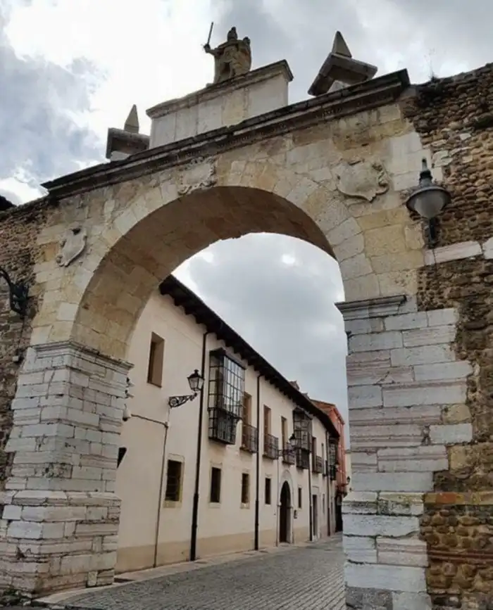 vista lateral muralla arco carcel