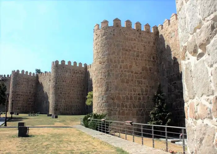 vista lateral muralla de avila