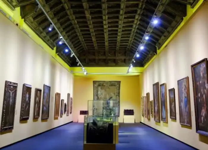 interior museo de santa cruz