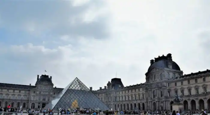 vista general plaza donde esta el museo del-louvre