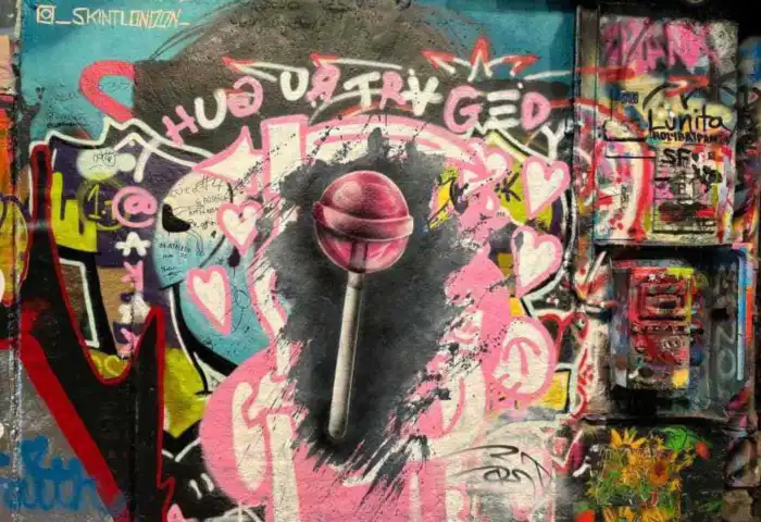 obra chupete dentro del tunel de los grafitis