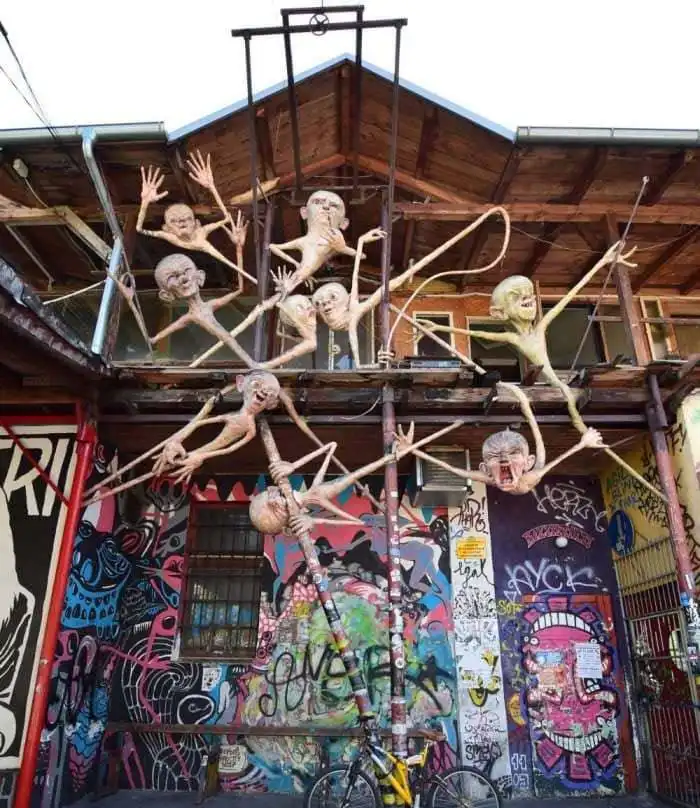obras-y-esculturas-barrio underground metelkova-mesto