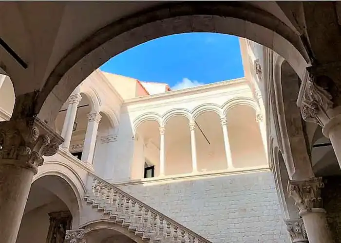 interior palacio del rector
