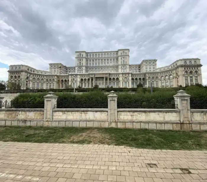 imagen frontal del espectacular parlamento de bucarest