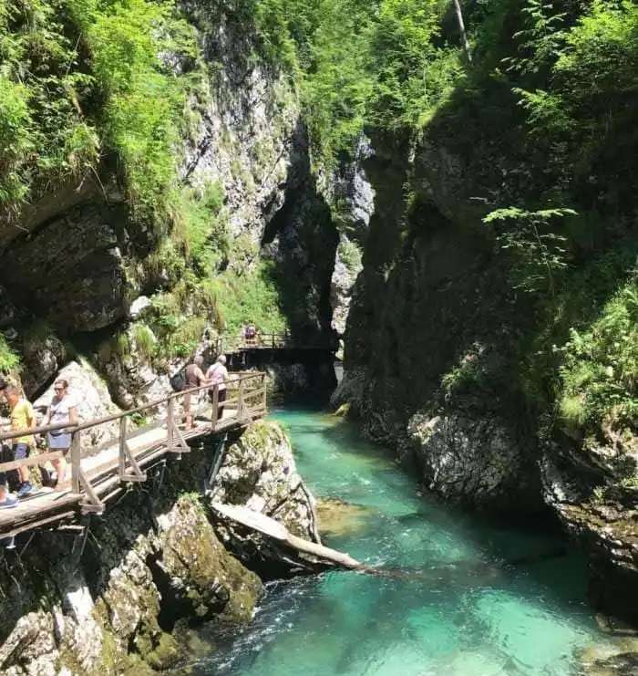 pasarela-recorriendo vintgar-gorge