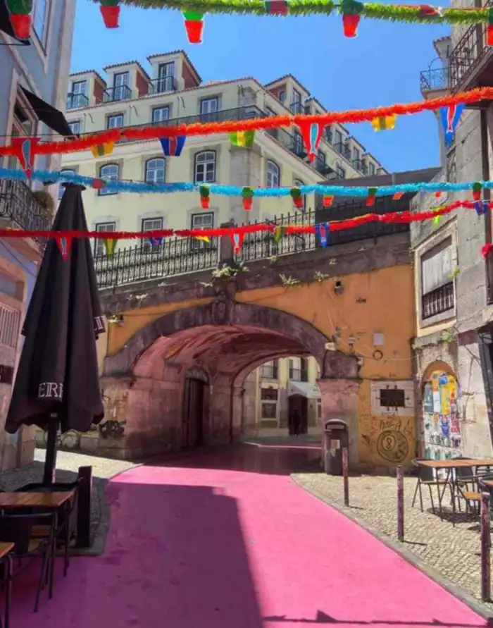 pink street zona de marcha en lisboa que no te puedes perder en tu viaje de tres dias