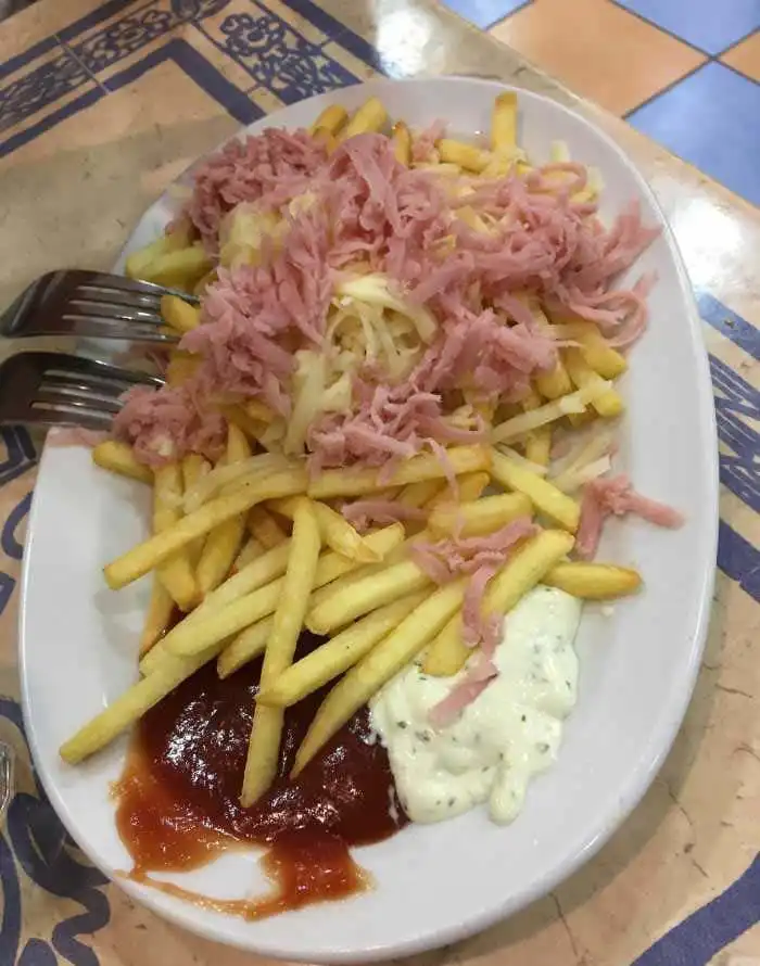 plato papas locas patatas con jamon, ketchup y mahonesa