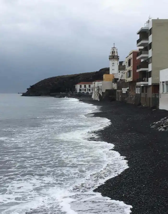 playa de la-arena en la zona de candelaria