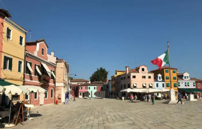 plaza del pueblo de burano