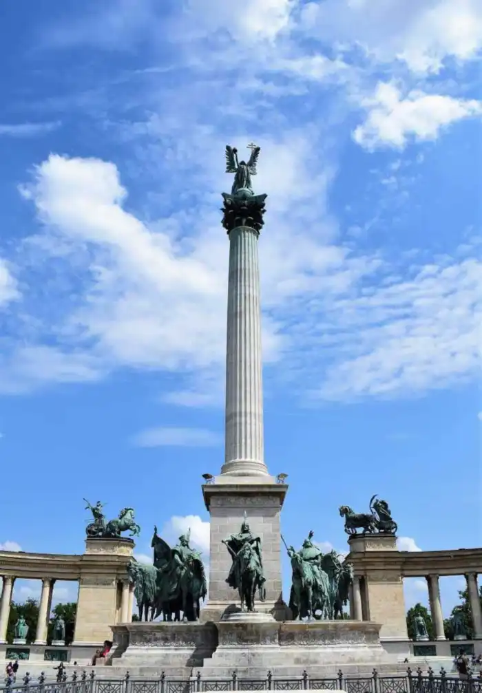 plaza-de-los-heroes uno de los lugares mas importantes de budapest