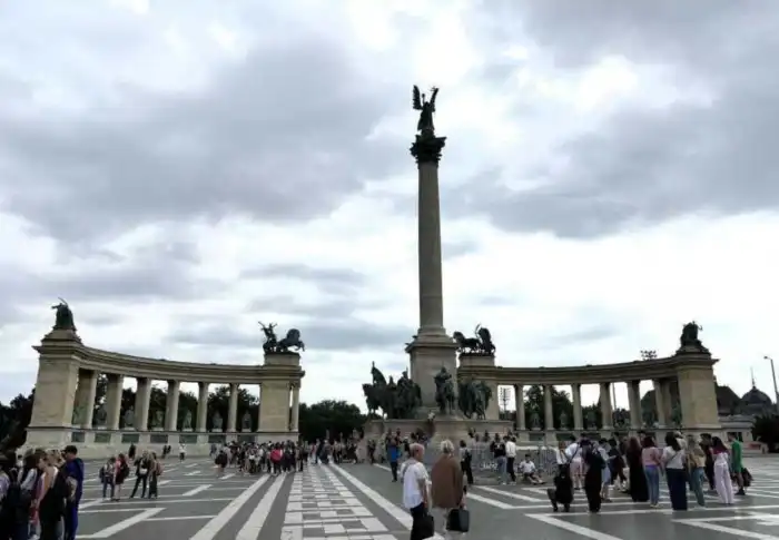 plaza de los heroes budapest