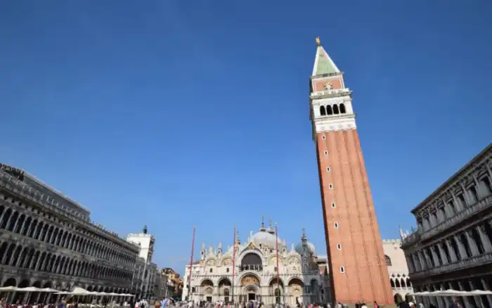 imagen frontal plaza de san marcos en venecia